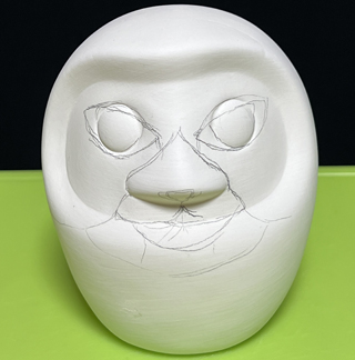 素焼きだるまに鉛筆で下描き