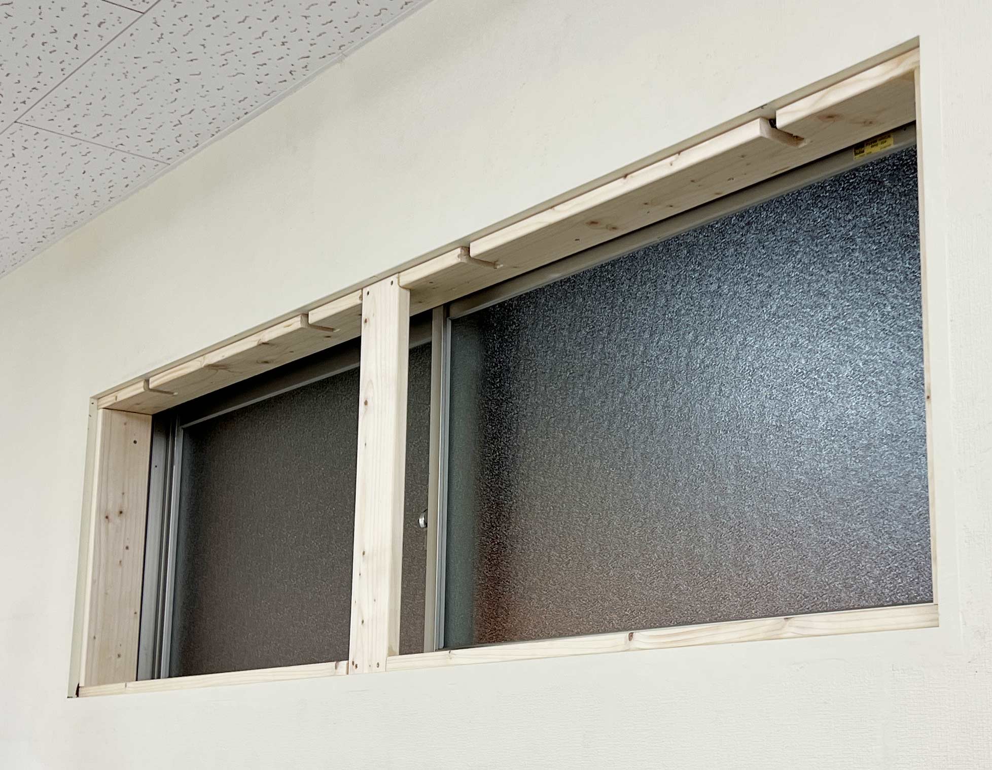 奥側の部屋の窓