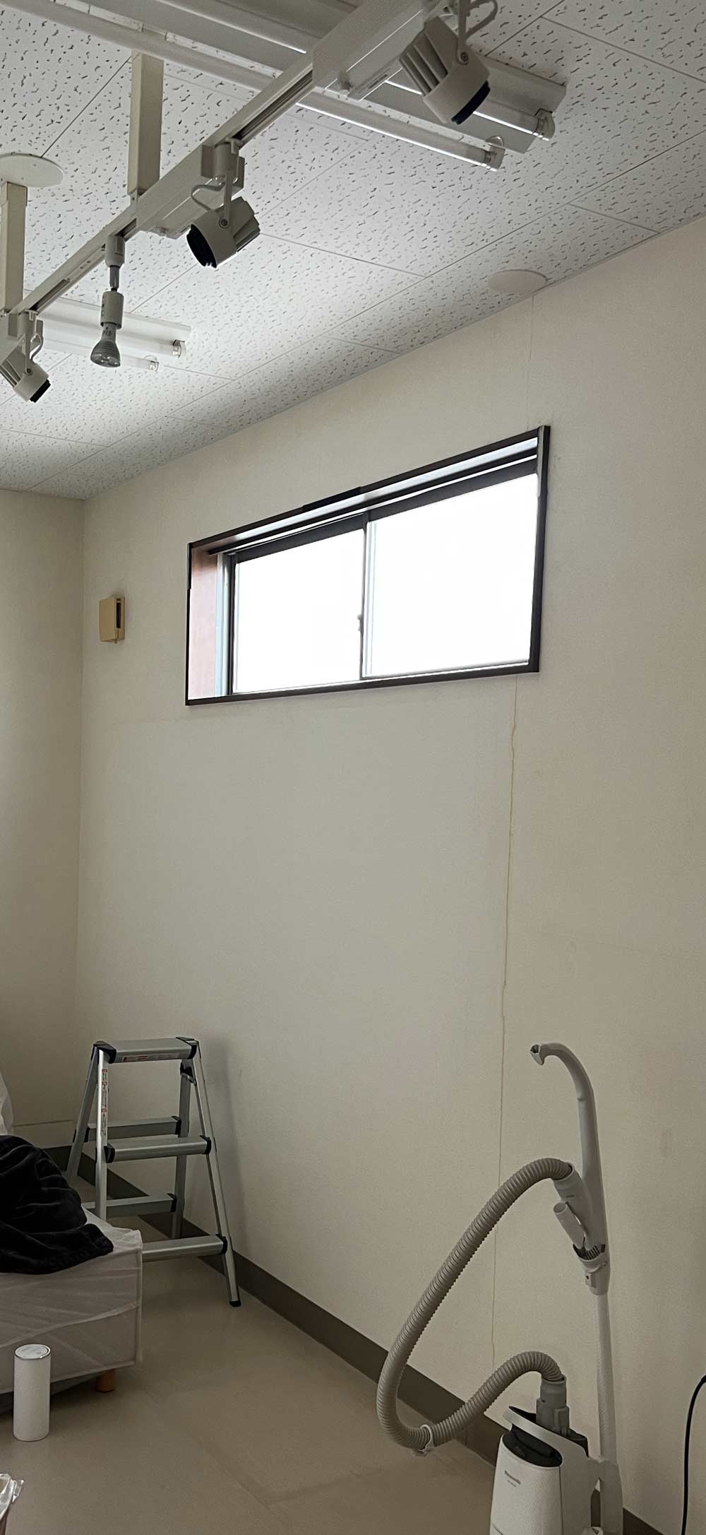 奥側の部屋の窓