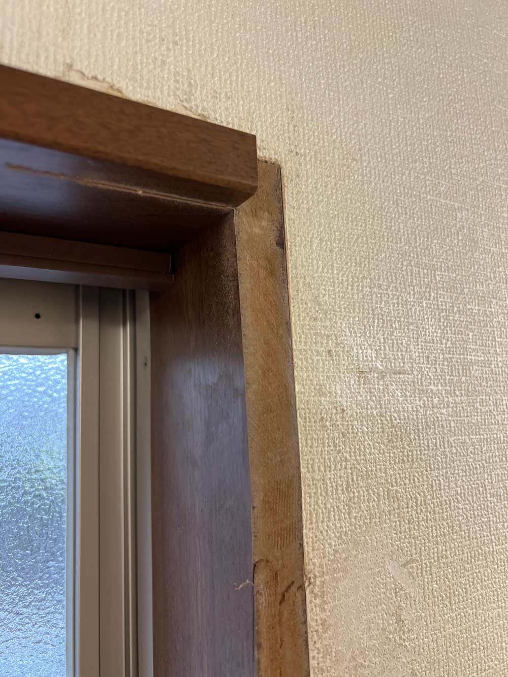 奥側の部屋の窓