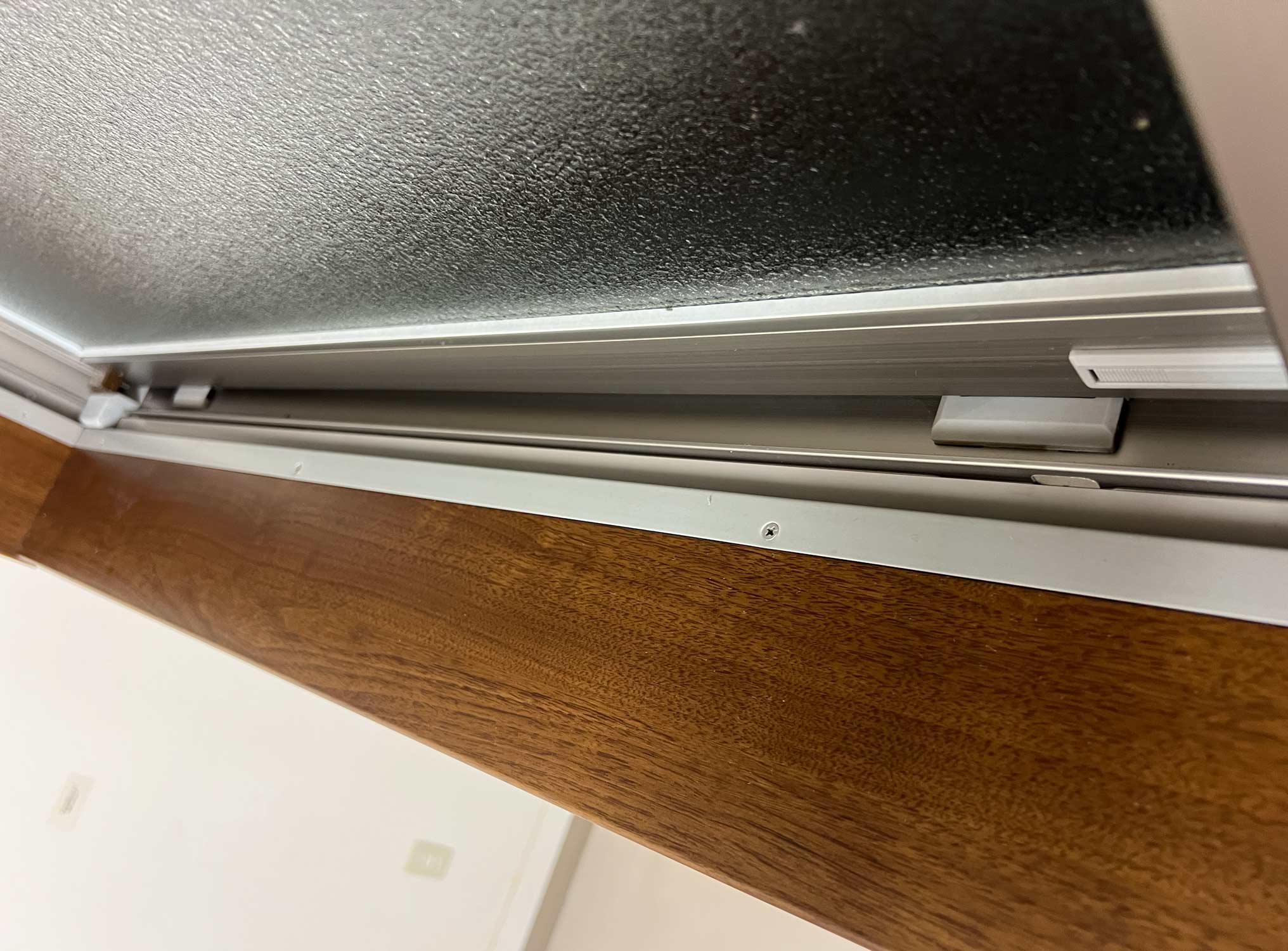 奥側の部屋の窓